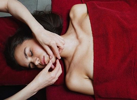 Скульптурирующий массаж лица