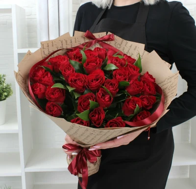 35 красных роз (40см) с зеленью